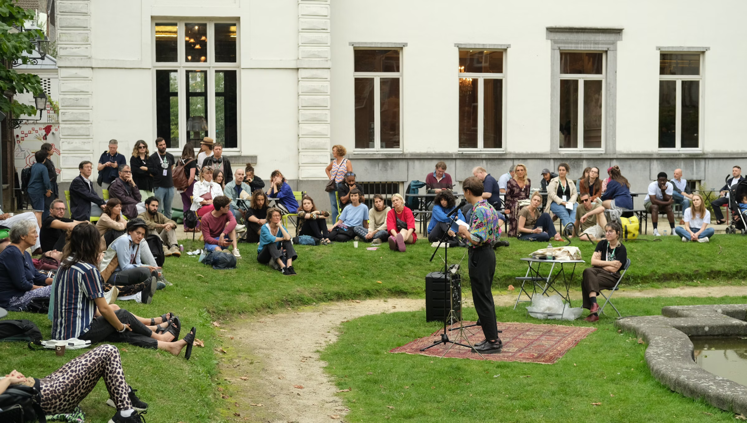 lecture de poésie dans le jardin de la maison des arts