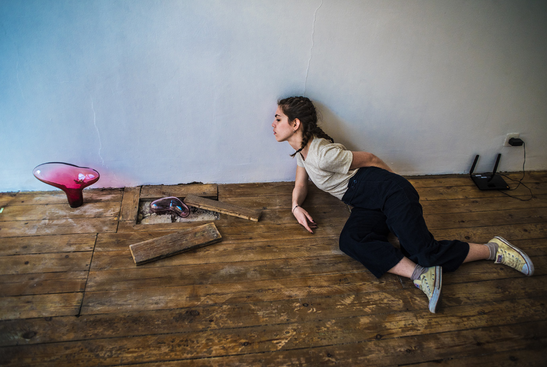 Performance de Giulia Bonfiglio dans le cadre de l'exposition "Light Matters" de Pepa Ivanova, Cunst-link 2019, co-curation Dounia Mojahid & Giulia Blasig