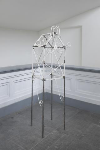 Memória de um Leito, 2026. Cage fer forgé (165 × 40 × 40 cm). 