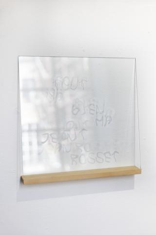 Tout va bien, 2026. Verre gravé et épicéa (34,4 × 36,4 cm). 