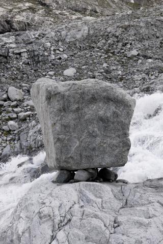 Laura Morier-Genoud, Mémorial d’un glacier : Glacier du Mont Miné, 2025. Tirage pigmentaire sur papier fineart pearl contrecollé sur aluminium, 80 × 120 cm.