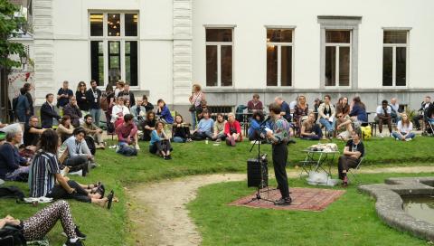 lecture de poésie dans le jardin de la maison des arts