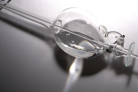 Détail de la pièce ; La cigogne se gave essentiellement de criquets : le criquet comme Pharmakon, 2026, Espace Vanderborght - Bruxelles. Verre, plâtre, isopropanol, métal, 90 x 20 cm.