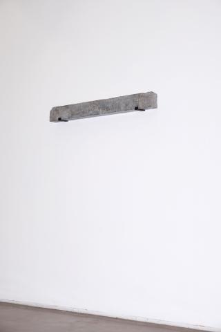 Au seuil du serpent génie, 2026, Espace Vanderborght - Bruxelles, Linteau en pierre bleue, bronze, métal, 139 x 0,14 m.
