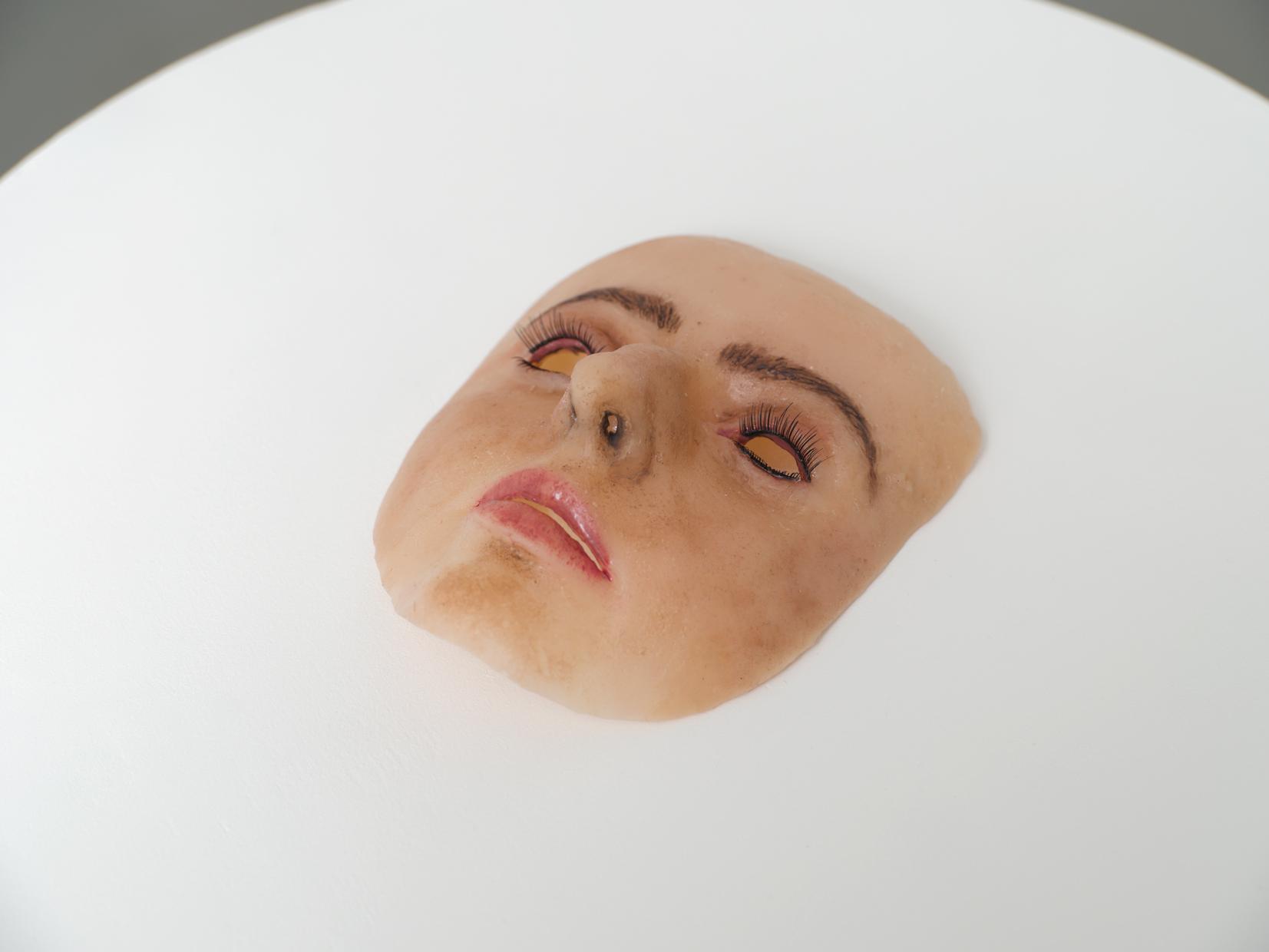 Titre oeuvre : "Le masque d'Inès Guffroy". Photographe : Aurélien Mole. Exposition "Keep it fake" (Maison Populaire, 2025) 