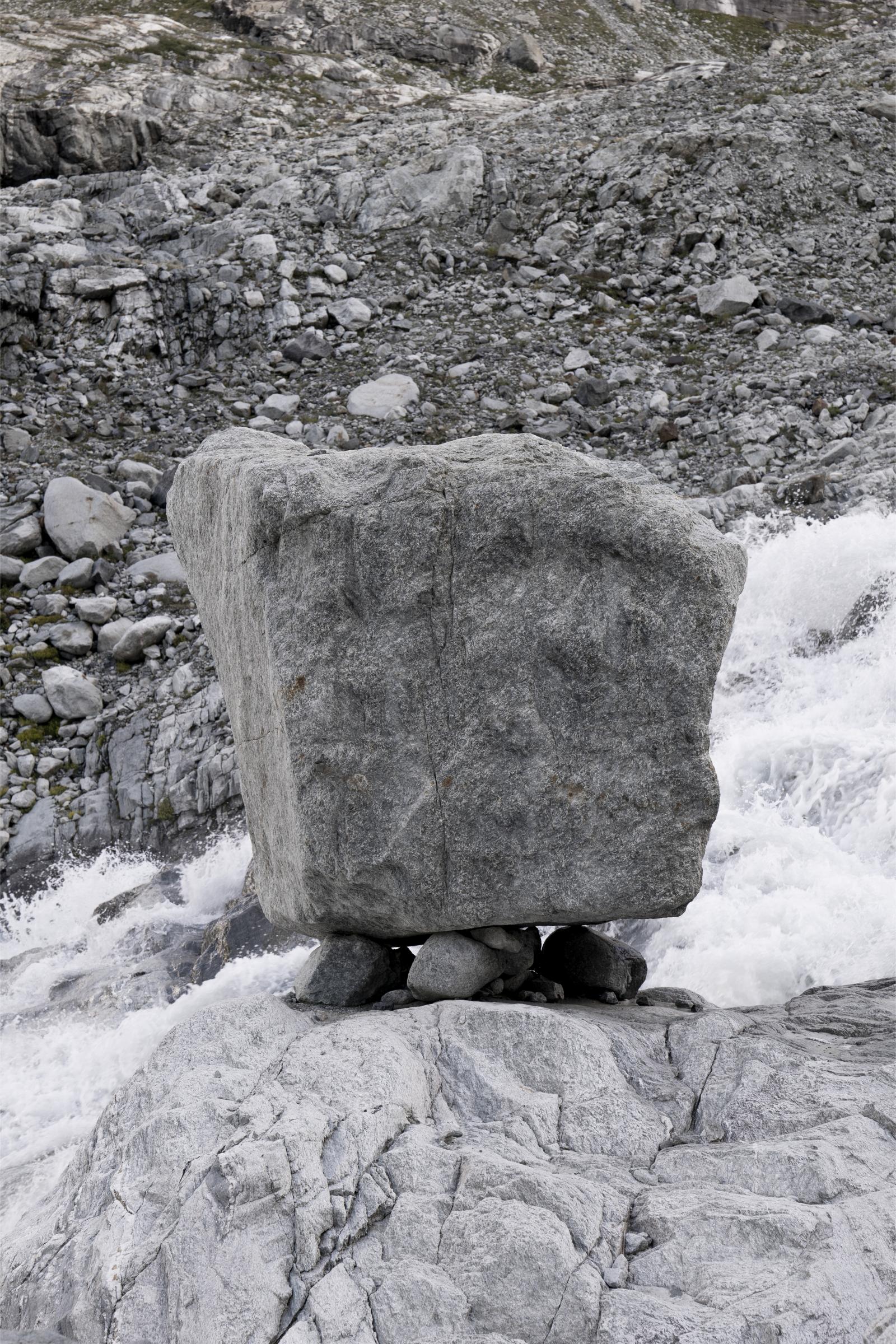 Laura Morier-Genoud, Mémorial d’un glacier : Glacier du Mont Miné, 2025. Tirage pigmentaire sur papier fineart pearl contrecollé sur aluminium, 80 × 120 cm.